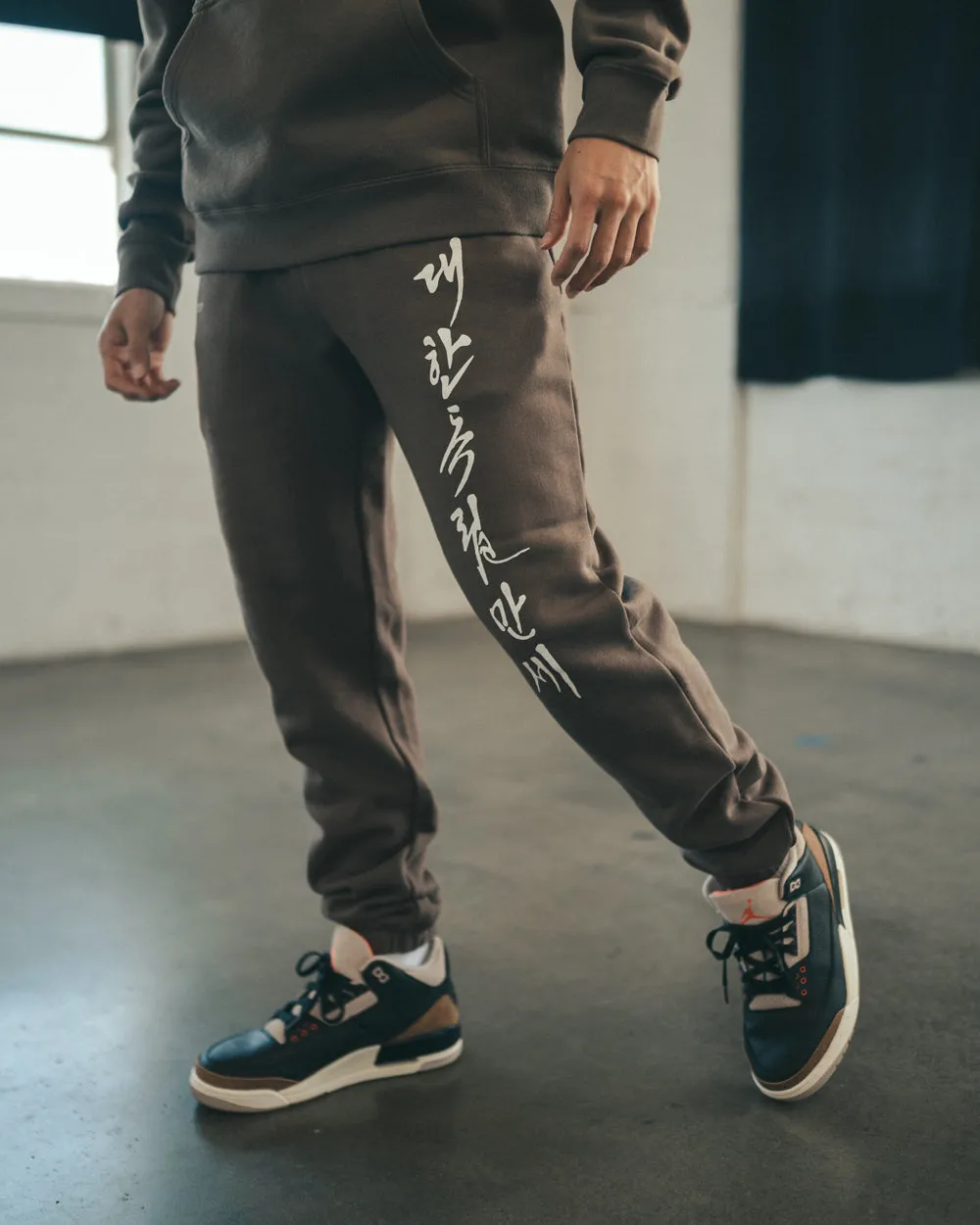 LONG LIVE INDEPENDENCE OF KOREA SWEATPANTS (BROWN)